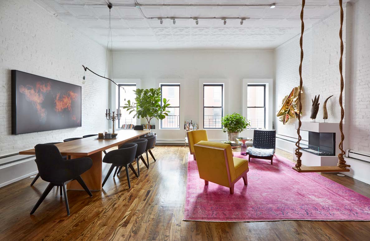 cocoon boto Living room with white walls high ceilings swing table and unique art pieces cocoon boto Living room with white walls high ceilings swing table and unique art pieces