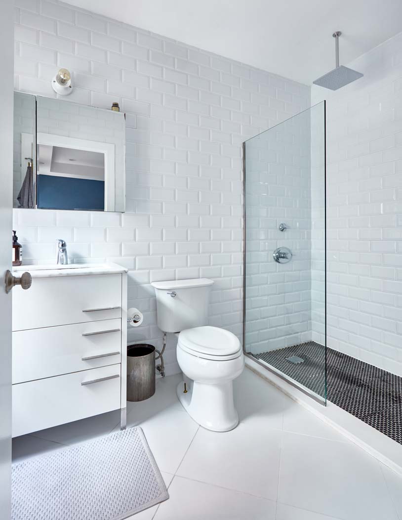 cocoon boto Second bathroom with standing glass shower and white tile walls cocoon boto Second bathroom with standing glass shower and white tile walls