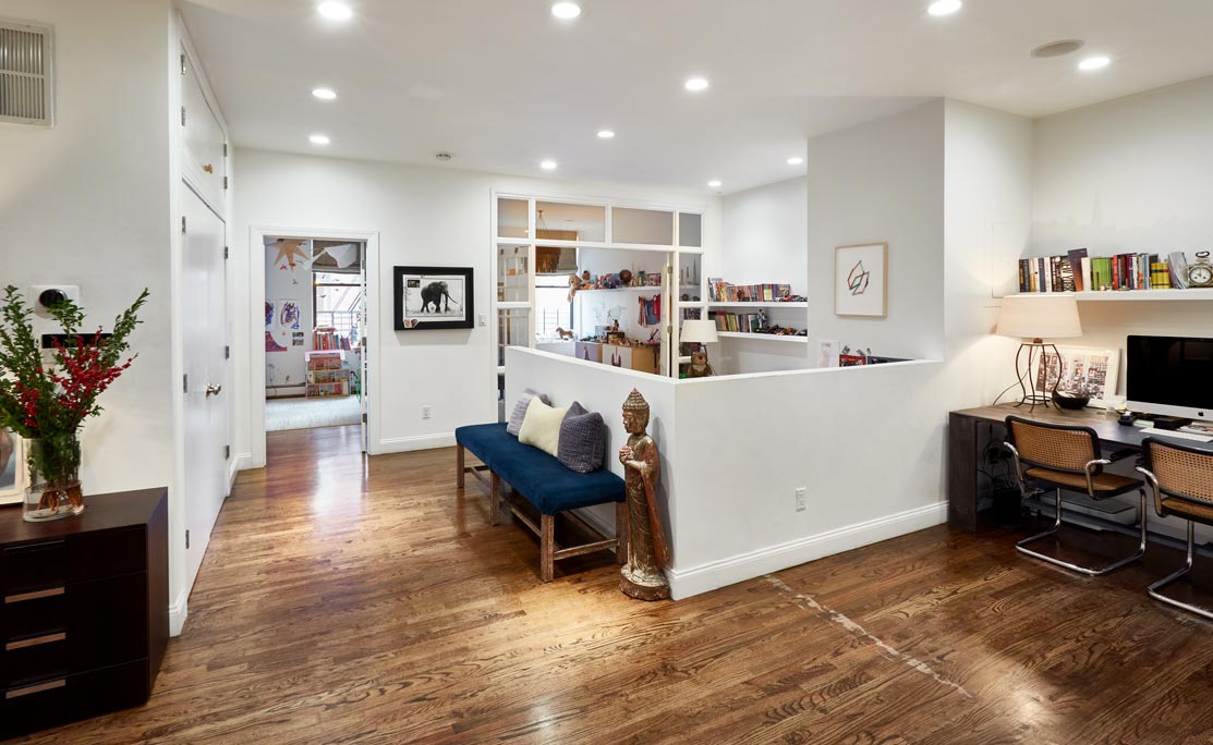 cocoon boto Second floor hallway with walnut wood floor cocoon boto Second floor hallway with walnut wood floor