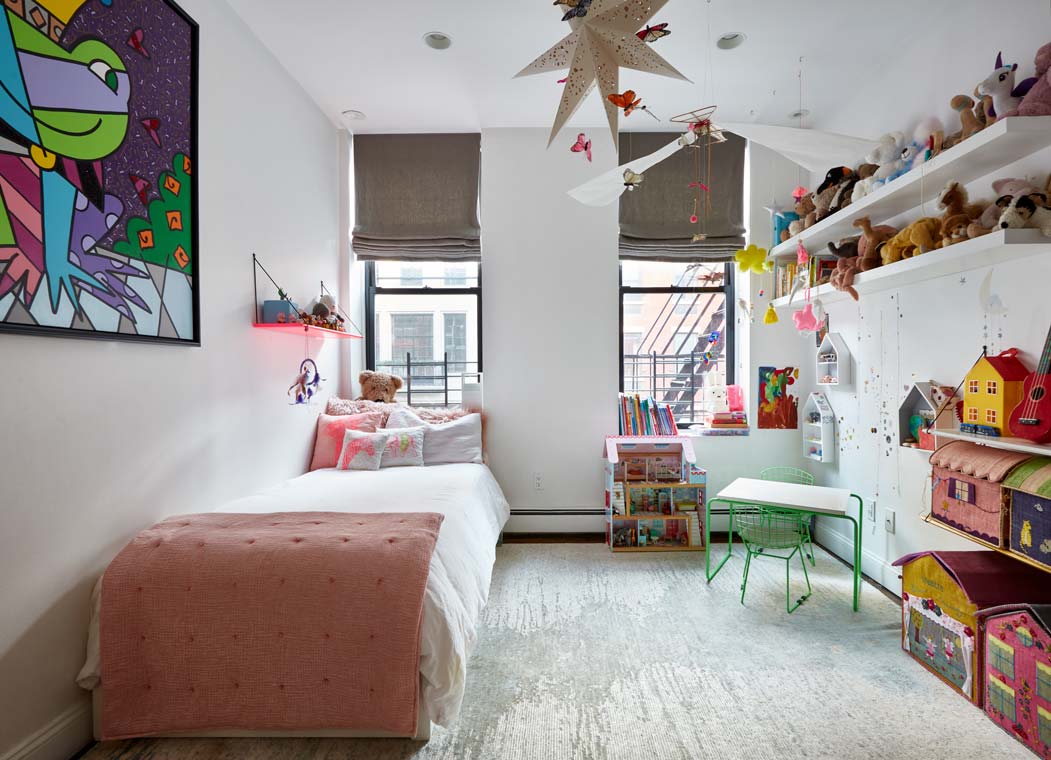 cocoon boto Small kids bedroom with twin bed two windows with view and double wall shelving cocoon boto Small kids bedroom with twin bed two windows with view and double wall shelving