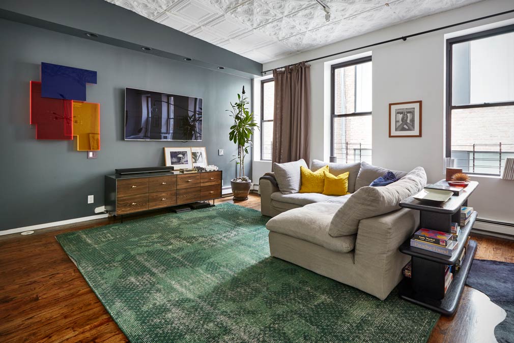 cocoon boto Spacious TV room with couch and three windows cocoon boto Spacious TV room with couch and three windows
