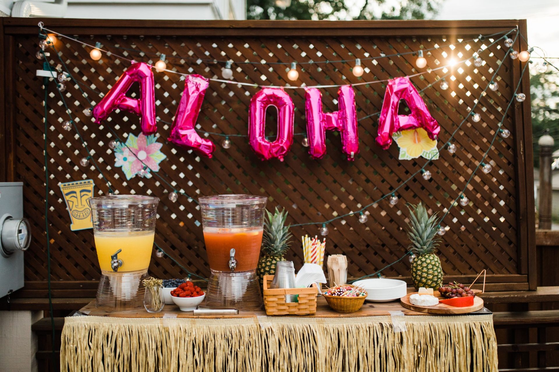 lee vue tE4tioiVJNo unsplash hawaiian luau theme graduation party ideas