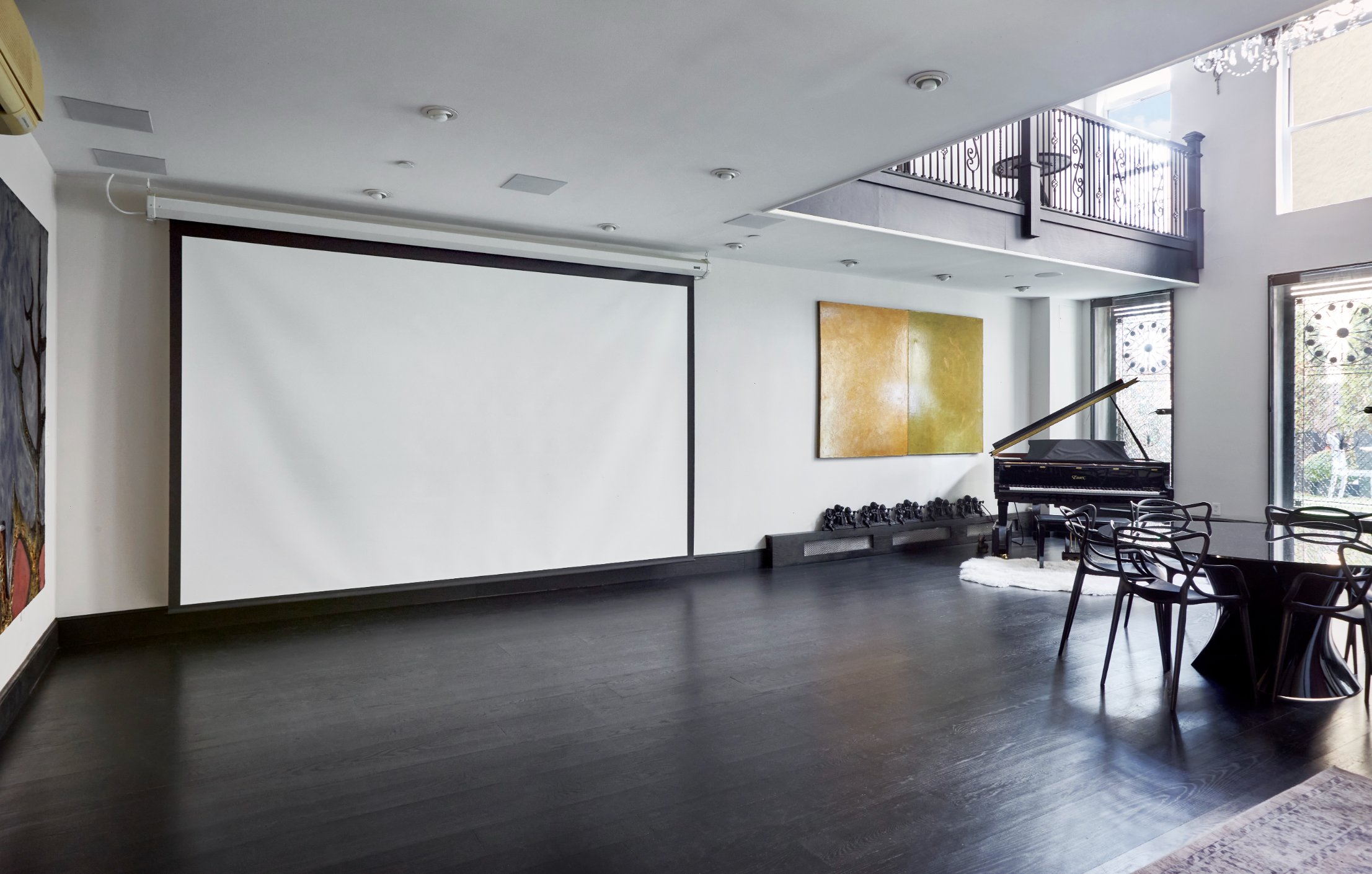 cocoon casa estrella living room projector Casa Estrella's living room equipped with a large projector screen, ideal for corporate presentations, media production, or private events.